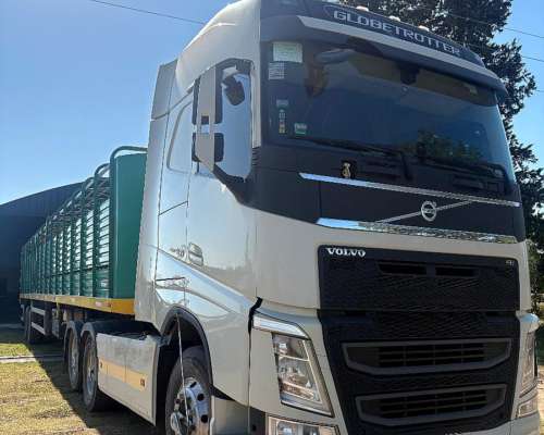 Camión Volvo FH 460 con Jaula , Semi Tolva y Tanque Cisterna