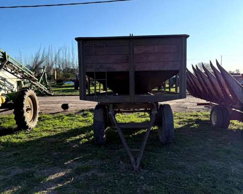 Tolva Semillera Marca Conese de 6tt con Llanta Sandwichs R20