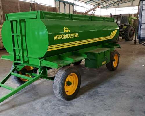 Acoplado Cisterna 4000lts con Bauleras