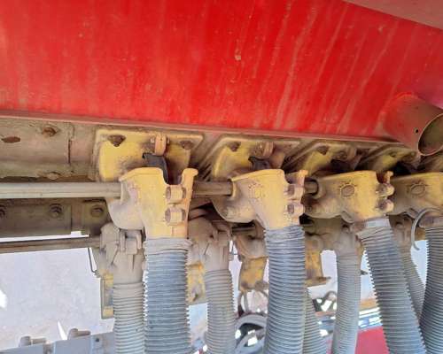 Sembradora Juber 5900 de 28 a 21cm con Alfalfero