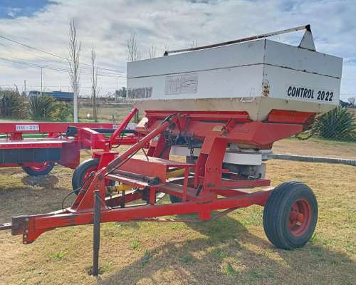 Fertilizadora de Arrastre Usada Yomel Control 2022a