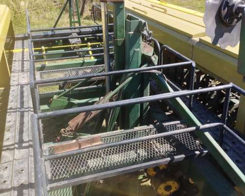 Sembradora Tedeschi 33-20 con Alfalfero