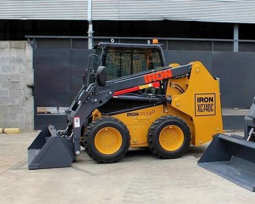 Minicargador Iron Cabina Full con Aire y Calefacción