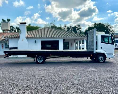 Camion Mercedes Benz 712 año 1999 con Carroceria Playa