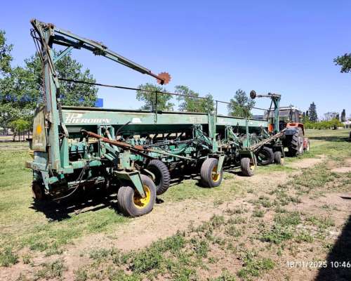 Sembradora Pierobon de 18 S a 52 CM.