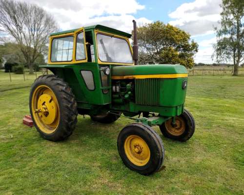 John Deere 2330 de 58 CV con Cortadora de Pasto