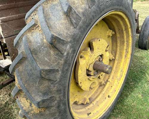 John Deere 2420 con Cabina