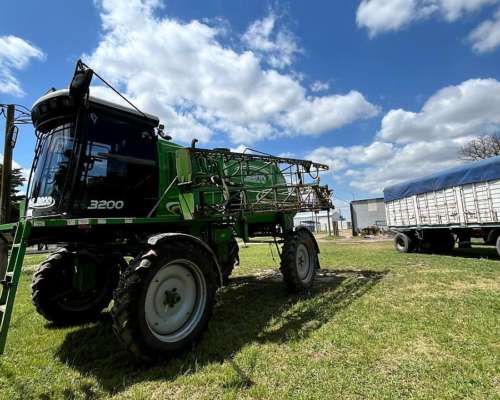 Pulverizador Metalfor 3200, año 2006, 6830 Hs de Motor,