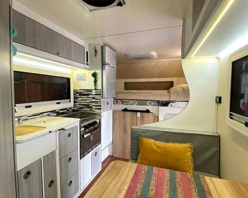 Vdo Toyota Hilux 4X4 DX 2.4 TD 2023 con Camper Carrozados RF