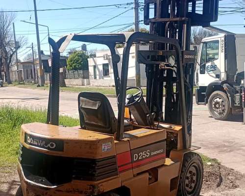 Autoelevador Daewo D25s C/autom Torre Triple , Desplazadora