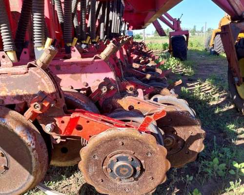 Sembradora Bertini 32000 - 38 Surcos a 21 CM.