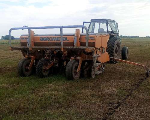 Tractor con Sembradora Enganchado.