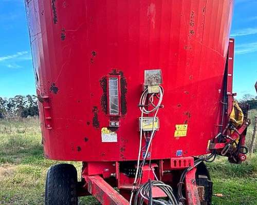 Mixer Mainero Vertical 13 M3 con Bascula Magris
