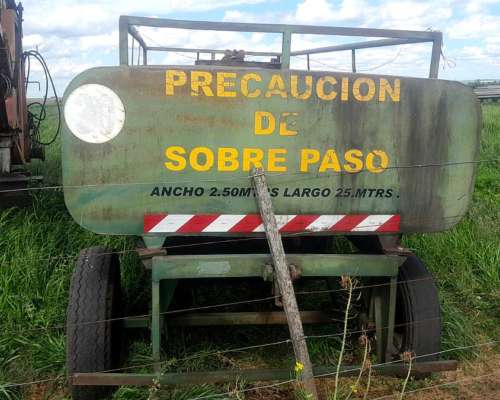 Acoplado Tanque de 3000 con Bomba