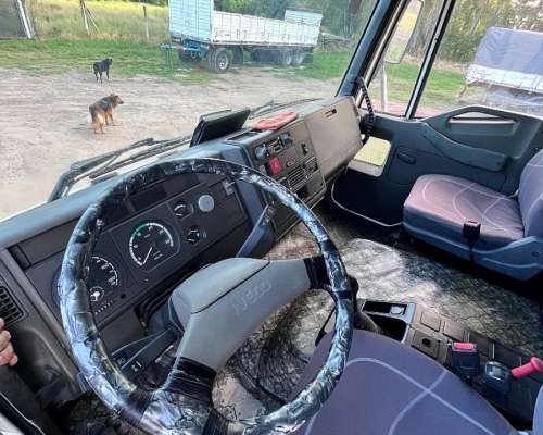 Iveco Cavallino Enganchado con Acoplado Petinari