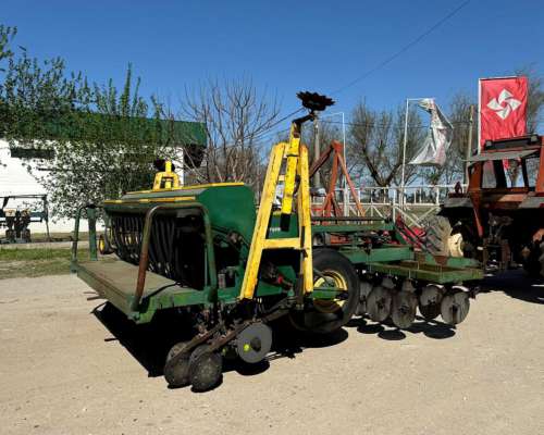 Sembradora Templar de 17 a 17,5 con Alfalfero