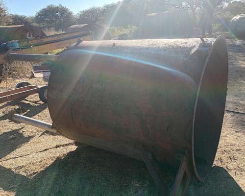Tanque Vertical con Base de Apoyo Capacidad 2000 L