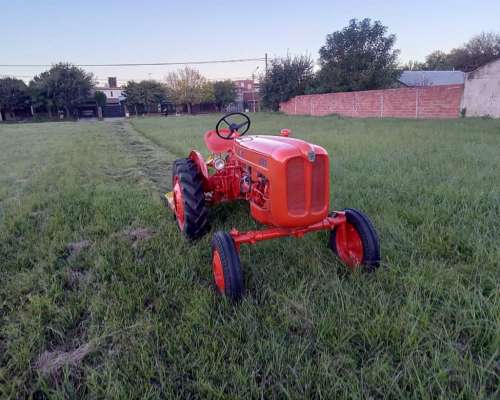 Vendo Tractor U25 Restaurado con Desmalezadora