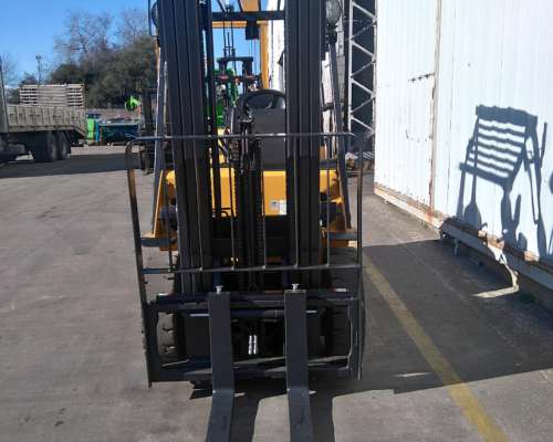 Autoelevdor CAT Diesel 2.5 TN - Usado Premium