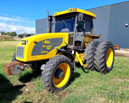 Tractor Pauny 250 Doble Traccion. Rodado Dual, 14000hs