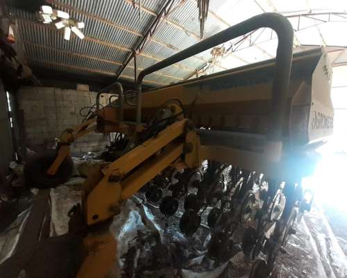 Sembradora Agrometal MX 23 a 21 con Alfalfero