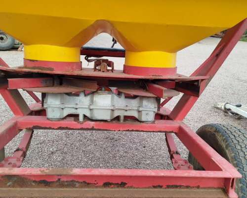 Fertilizadora de Arrastre Kern 2 Platos - 1500 Kilos -