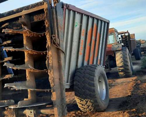 Carro Desparramador de Estiercol Implecor en muy Buen Estado