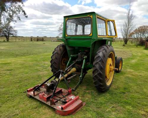 John Deere 2330 de 58 CV con Cortadora de Pasto