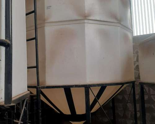 Silo Plástico con Base Metálica 7.800 Lts Poco USO