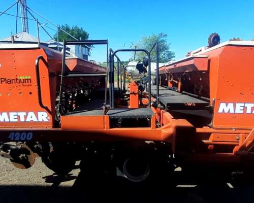 Sembradora Metar 4200 con Alfalfero