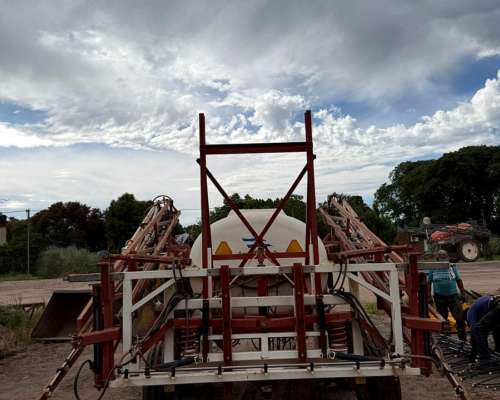 Pulverizador Osinaldi de 2000 Lts con 21 Mts de Botalon