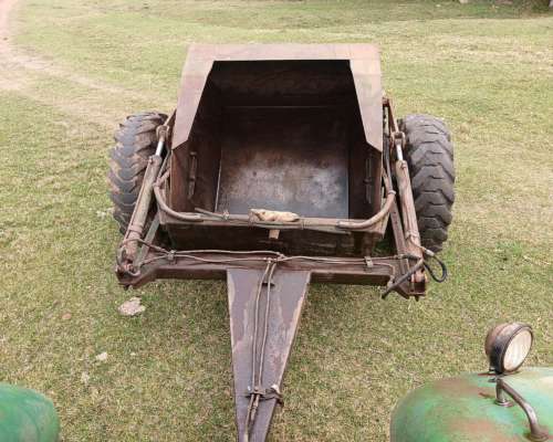 Tractor Jhon Deere 5010, con Pala de Arrastre Tooling.