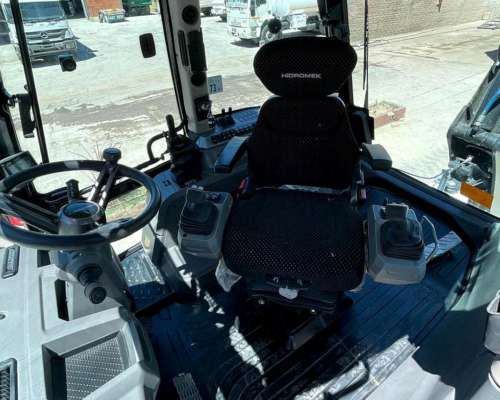 Retroexcavadora HMK 102b 4X4 2025