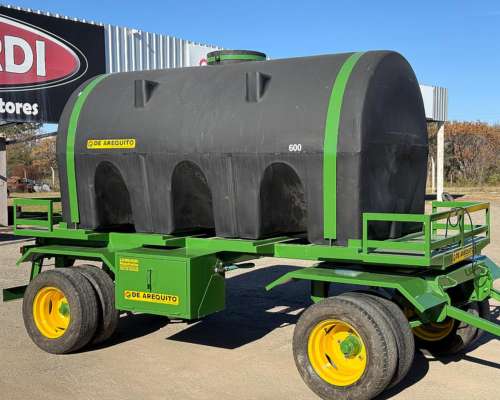 Acoplado Tanque de Arequito con Capacidad para 6000 Litros