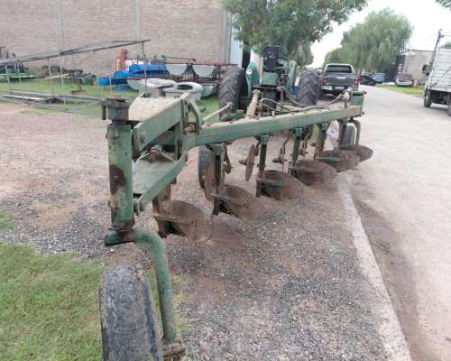 Arado de 6 Rejas Marca Agromec