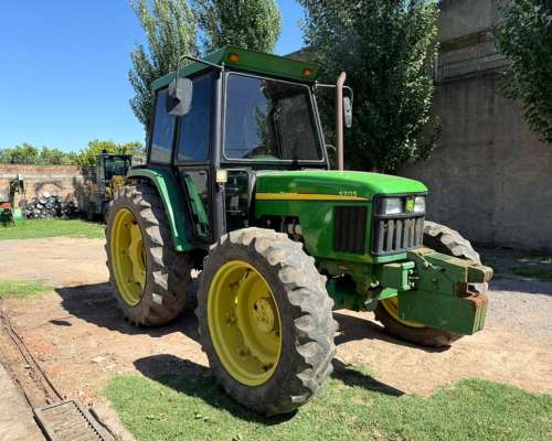 Tractor John Deere 5705 con Cabina