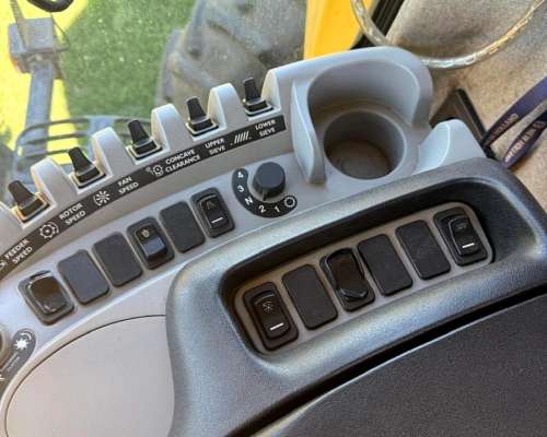 Cosechadora New Holland CR 6080, año 2016, con Draper 35