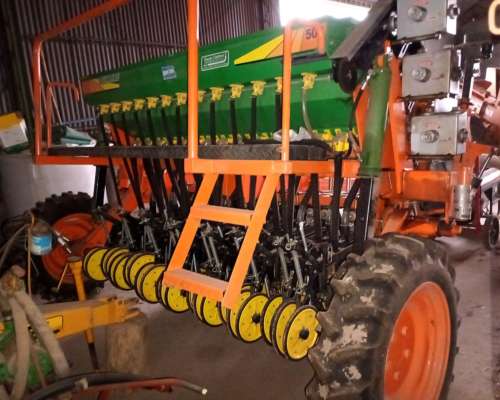 Sembradora 13 L a 17.50 con Alfalfero con Solo 20 Ha Usada