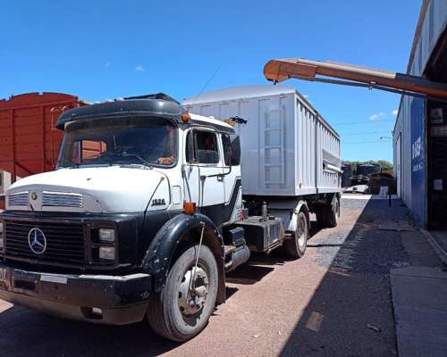 Mercedes Benz 15 a 26 con Semi Cerealero, Descarga y 27m3