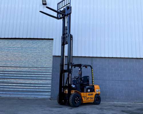 Alquiler Autoelevador 2500kg 2.5 Toneladas Triple Torre 4.5m