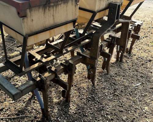 Aporcador Carpidor con Fertilizante 3 Puntos