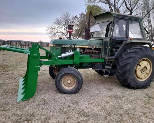 Tractor John Deere 3140 con Rastrillo Topador