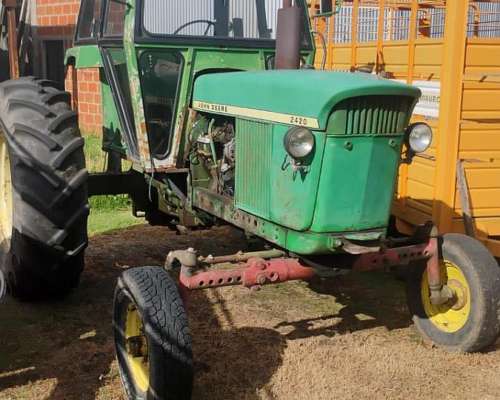 Tractor John Deere 2420, con Cabina.