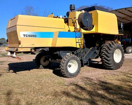 Cosechadora New Holland TC 5090–2008 con Cabezal