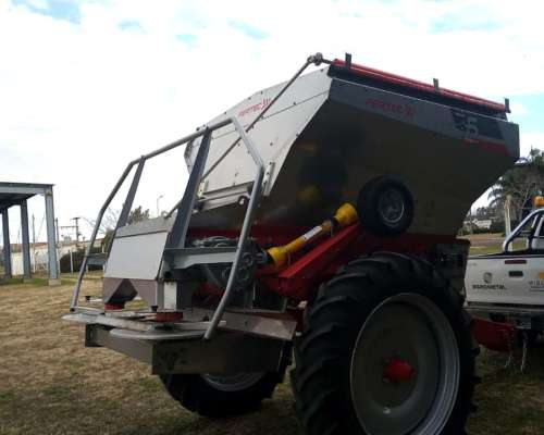 Fertilizadora Fertec 3500, Serie 6. Disponible