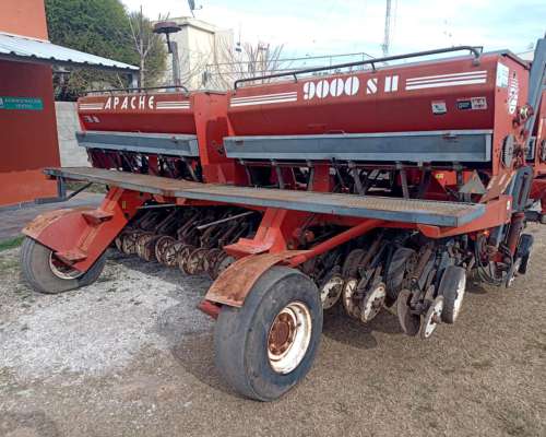 Apache 9000 con Alfalfero y Fert. Plegable,
