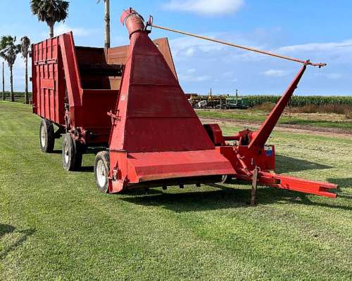 Picadora Maninero u 150 y Carro Forrajero B-300 en Conjunto.
