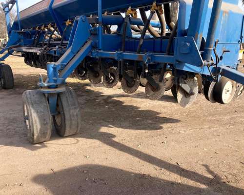 Sembradora Agroindustrial de 14 S a 52 . año 2004.