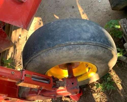 Segadora New Holland H7230 Modelo 2013 en muy Buen Estado