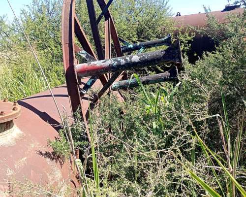 2 Tanques Verticales,cap 18.800 L C/U con Base de Apoyo